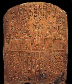 Votivstele, Kalkstein, Theben-West, Neues Reich, Ende 18. Dynastie, Ahmose Nefertari sitzt links neben ihrem Gemahl Ahmose. Rechts sieht man ihren Sohn Amenophis I. Ahmose