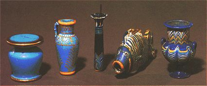 Glasbehlter fr Salben und Kosmetika, alle im Sandkernverfahren hergestellt, bis auf das Goldrandgef ganz links (Vollgu). Der Krug mit dem Namen Thutmosis III. ist eines der ltesten datierbaren gyptischen Glasgefe. 18. Dynastie