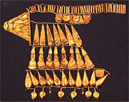 Teil eines Halskragens aus Blten, der die Verwendung der Cloisonn-Technik in der g. Goldschmiedekunst illustriert. Gold mit Einlagen aus Karneol und blauem Glas. Neues Reich