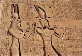Kleopatra VII und ihr Sohn von Julius Csar, Kaisarion, beim Opfer: Darstellung auf der sdl. Rckwand des Hathor-Tempels in Dendera